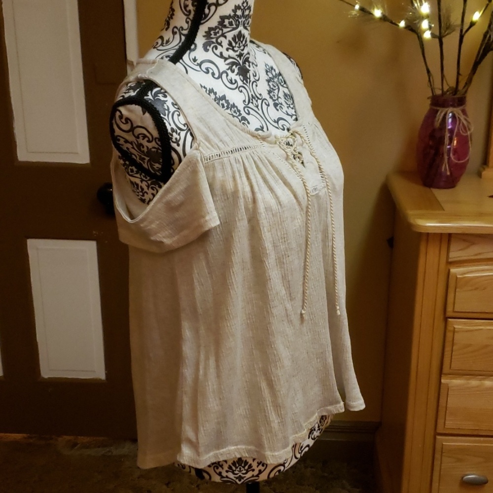 Cold shoulder top M/M - Picture 2 of 5
